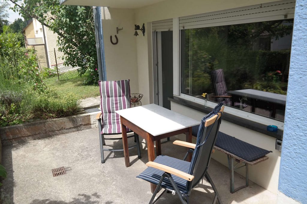 Terrasse der FeWo mit Klappstühlen und Tisch